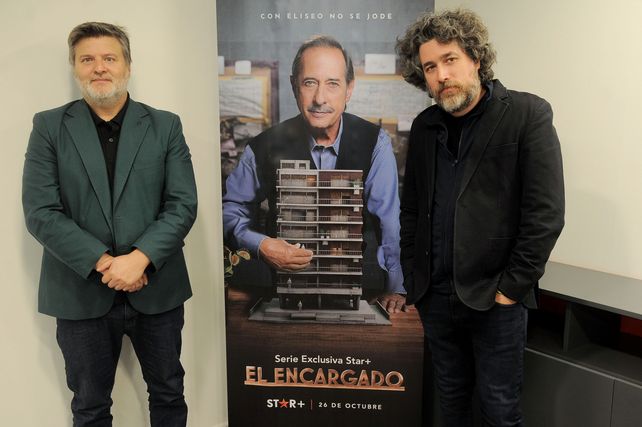 Gastón Duprat y Mariano Cohn con el afiche promocional de la serie.
