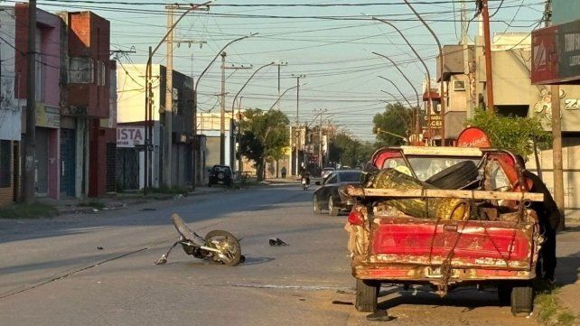 El motociclista chocó contra la camioneta que estaba estacionada