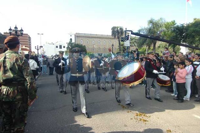 Cientos de santafesinos participaron de los actos oficiales en la ciudad por el 25 de Mayo
