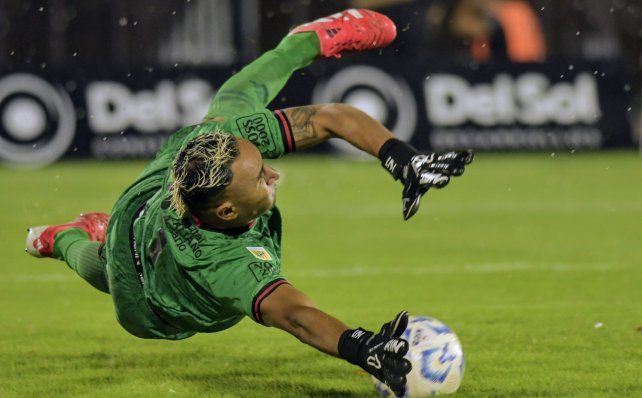 Keylor Navas es el arquero titular y Newells le busca una opción para el banco de suplentes.
