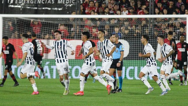 Los jugadores de Talleres celebran el gol de Garro