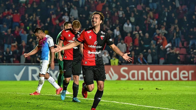 Por el momento la oferta más importante que tiene en manos Bernardi es la que le acercó la dirigencia de Colón.