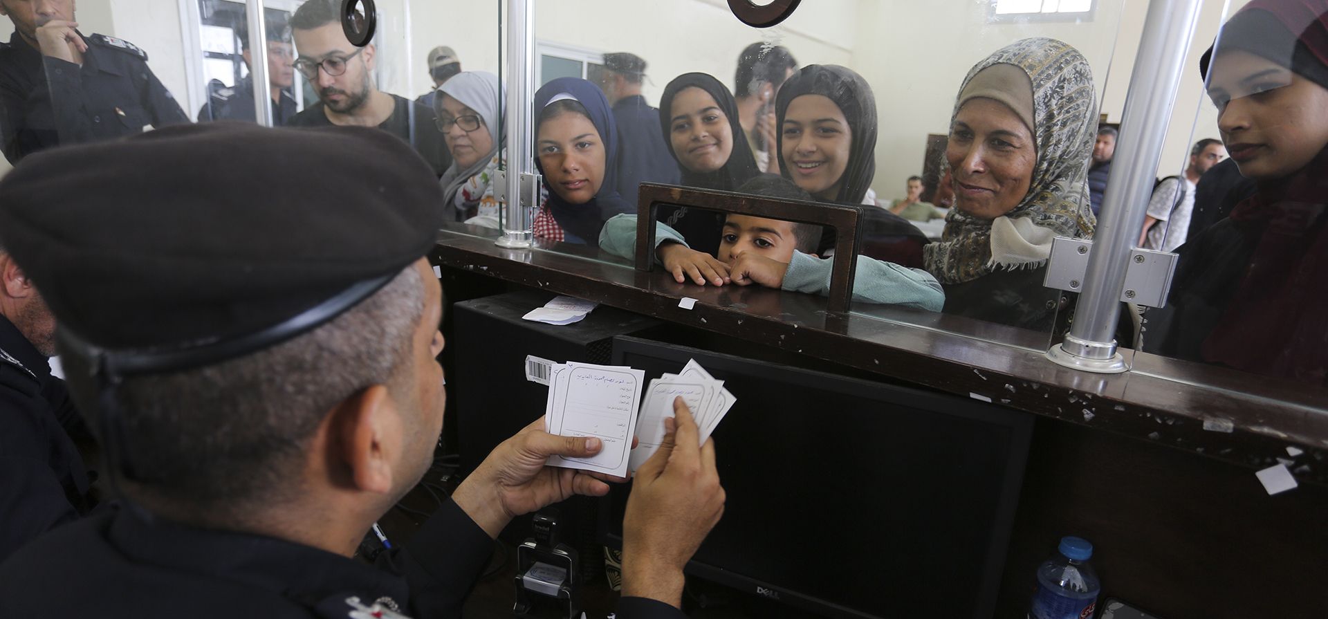 Palestinos con doble nacionalidad se registran para cruzar a Egipto en el lado de la Franja de Gaza del cruce fronterizo en Rafah el jueves 2 de noviembre de 2023. (Foto AP/Hatem Ali) Palestinos con doble nacionalidad se registran para cruzar a Egipto en el lado de la Franja de Gaza del cruce fronterizo en Rafah el jueves 2 de noviembre de 2023. (Foto AP/Hatem Ali)