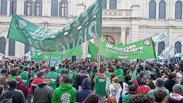 Los manifestantes del Paro de CGT CTA exigieron a Rogelio Frigerio y a legisladores el rechazo a Ley Bases y a políticas de ajuste del Gobierno de Javier Milei