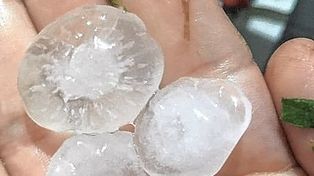 Un ciudadano envió a UNO el granizo que cayó en Aldea Brasilera.