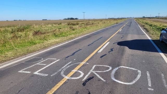 Señalización artesanal de vecinos en la Ruta Nacional 178