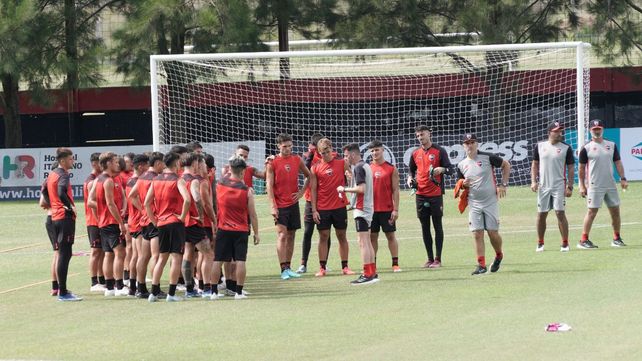 Mariano Soso habla con todos los jugadores del plantel durante una de las prácticas en Bella Vista.