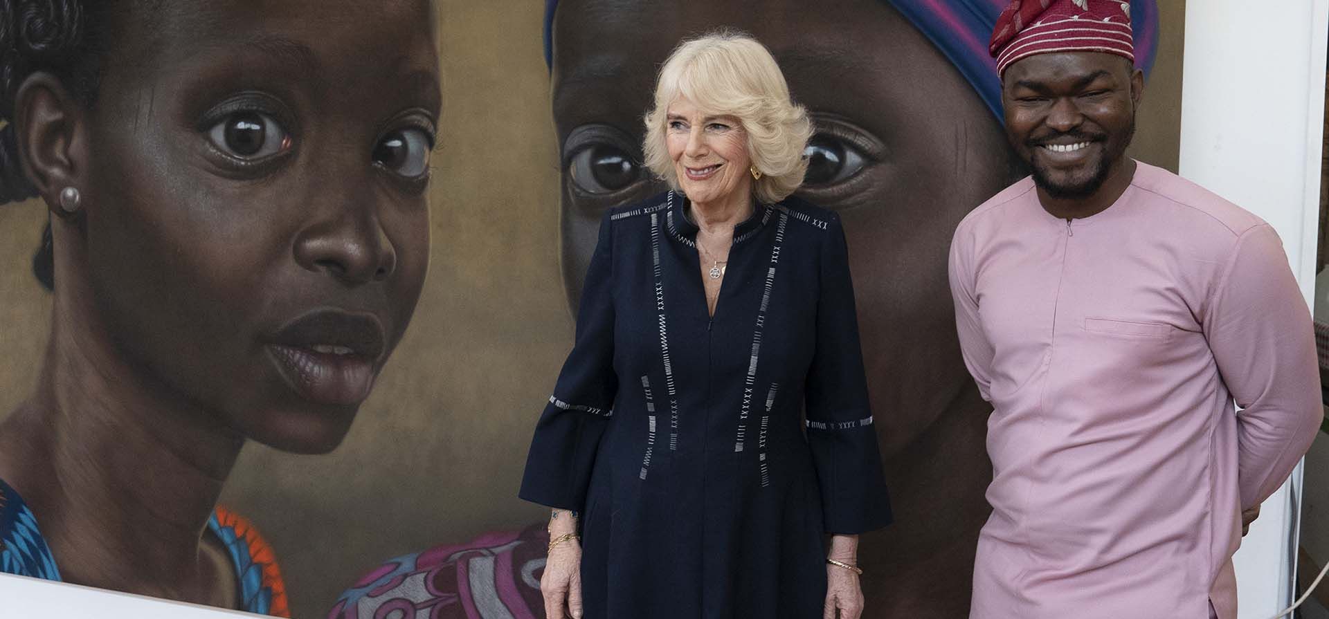 La reina Camilla de Gran Bretaña, posa para una fotografía con el artista Babag durante su visita al centro emergente Shepherds Bush de Kindred Studios, un estudio de arte y un espacio creativo que fomenta las artes, la artesanía y la cohesión comunitaria, en Londres, el miércoles 14 de febrero. 2024. (Arthur Edwards/Pool Photo vía AP) La reina Camilla de Gran Bretaña, posa para una fotografía con el artista Babag durante su visita al centro emergente Shepherds Bush de Kindred Studios, un estudio de arte y un espacio creativo que fomenta las artes, la artesanía y la cohesión comunitaria, en Londres, el miércoles 14 de febrero. 2024. (Arthur Edwards/Pool Photo vía AP)