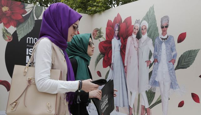 Turquía se debate entre la tradición y la vanguardia en la Semana de la Moda