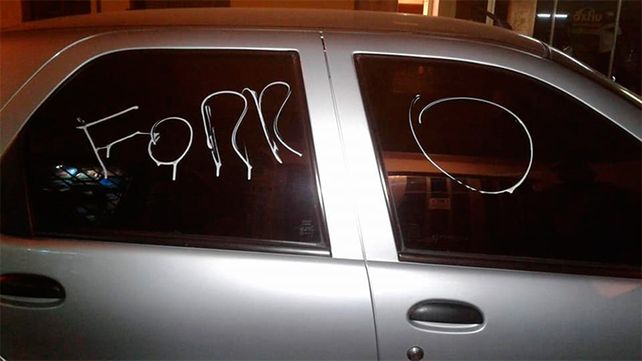 Descargó su furia contra un automóvil estacionado frente a su garaje