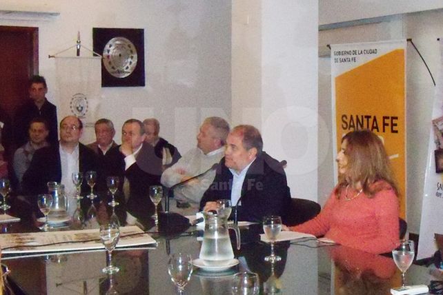 Santa Fe recuerda con humor que la democracia es cosa seria