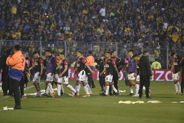 Los jugadores de Newells sufren la derrota ante Central.