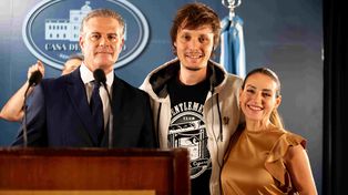Mike Amigorena, el director Mariano Hueter y Eleonora Wexler adelante del logo ficticio de un gobernante que recién asumió.