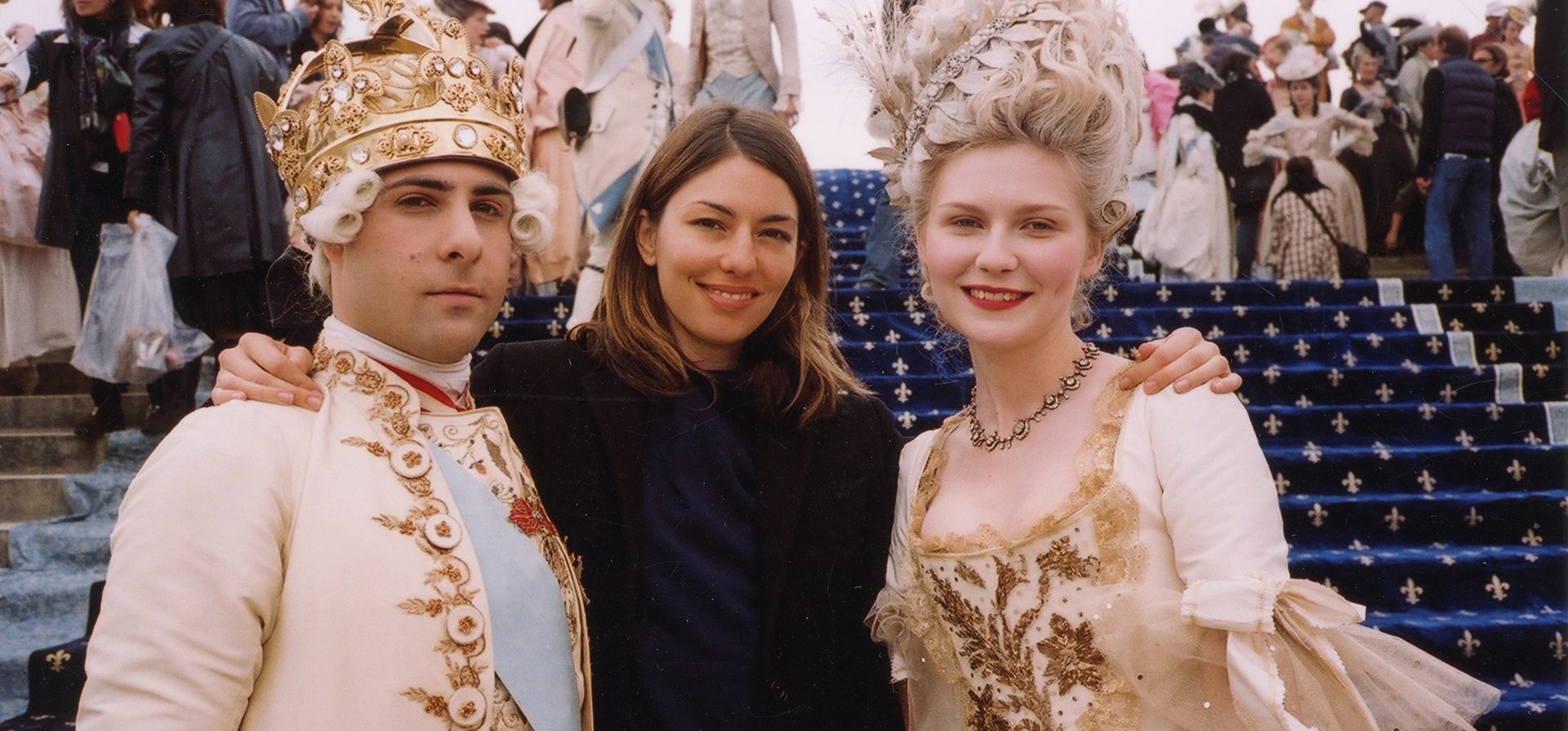Esta imagen, difundida por MUBI, muestra a Sofia Coppola (en el centro) junto a los actores Jason Schwartzman (a la izquierda) y Kirsten Dunst en el set de «Marie Antoinette». (Sofia Coppola/MUBI vía AP) Esta imagen, difundida por MUBI, muestra a Sofia Coppola (en el centro) junto a los actores Jason Schwartzman (a la izquierda) y Kirsten Dunst en el set de «Marie Antoinette». (Sofia Coppola/MUBI vía AP)