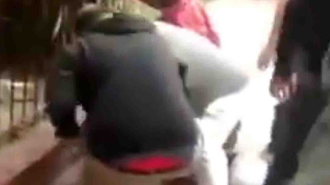 Los padres de los alumnos ataron a una reja a un ladrón que asaltó y golpeó a una maestra