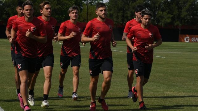 Julián Fernández encabeza la marcha de los jugadores de Newells. Kudelka ya va perfilando el once para el arranque. El viernes