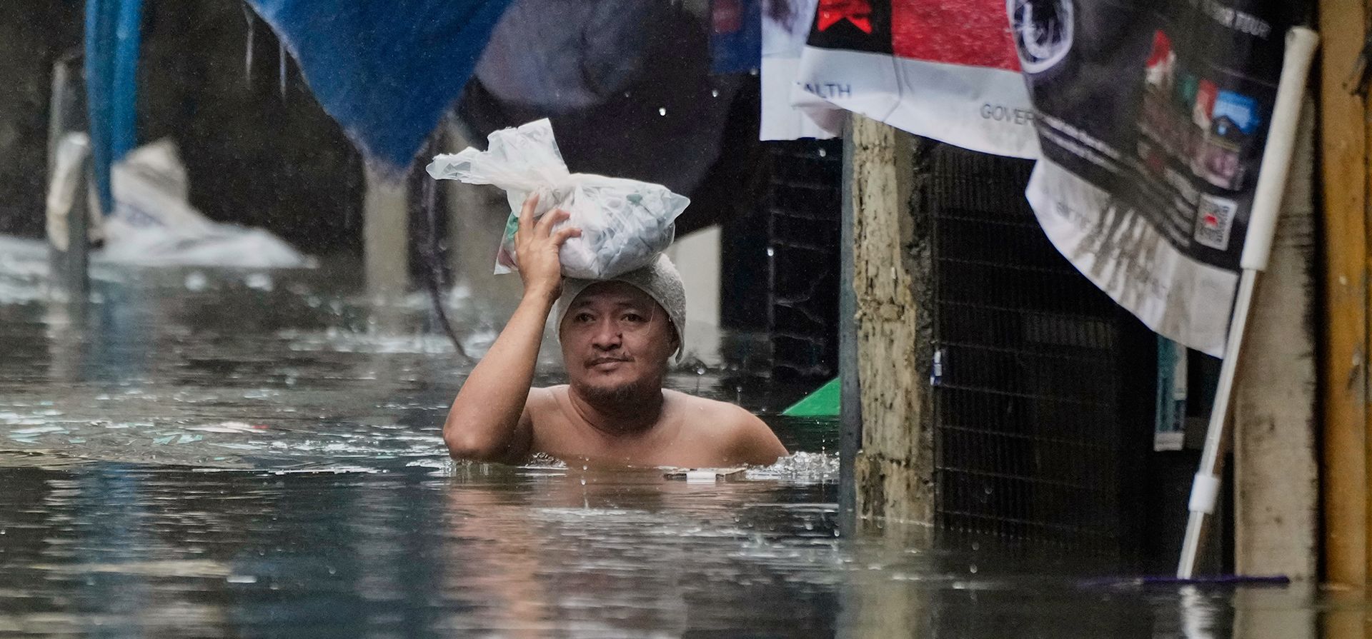 Un hombre camina a través de una calle inundada con el agua que le llega al pecho tras las lluvias monzónicas provocadas por la tormenta tropical Wipha en la ciudad de Quezón, Filipinas, el martes 22 de julio de 2025. (Foto AP/Aaron Favila) Un hombre camina a través de una calle inundada con el agua que le llega al pecho tras las lluvias monzónicas provocadas por la tormenta tropical Wipha en la ciudad de Quezón, Filipinas, el martes 22 de julio de 2025. (Foto AP/Aaron Favila)