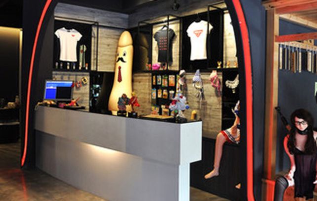 Los clientes pueden usar delantales que simulan lencería provocativa y en los baños el jabón también tiene la forma de un pene que al ser frotado desprende espuma blanca.