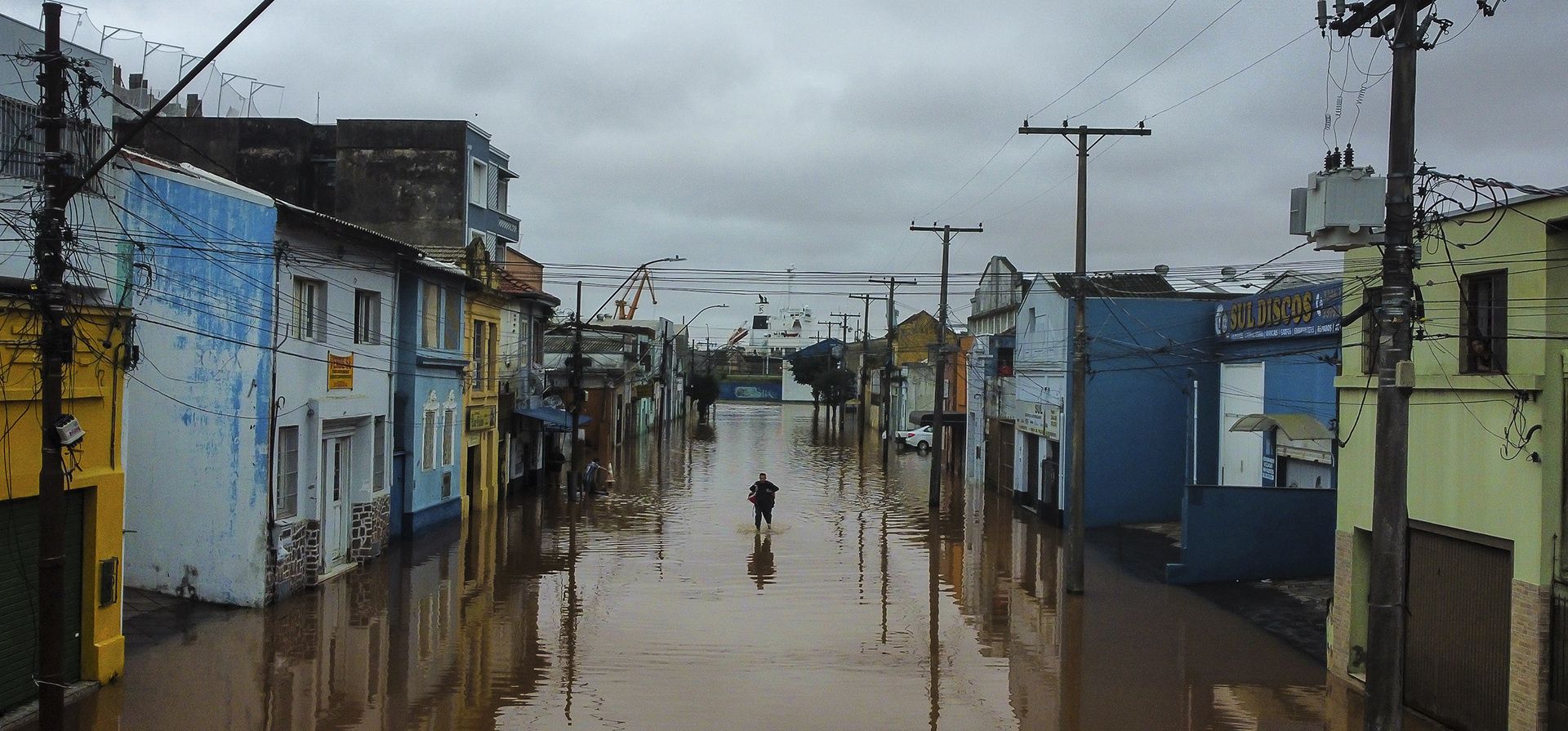 Un hombre camina por una zona inundada por fuertes lluvias, en Porto Alegre, estado de Rio Grande do Sul, Brasil, el viernes 3 de mayo de 2024. (Foto AP/Carlos Macedo) Un hombre camina por una zona inundada por fuertes lluvias, en Porto Alegre, estado de Rio Grande do Sul, Brasil, el viernes 3 de mayo de 2024. (Foto AP/Carlos Macedo)