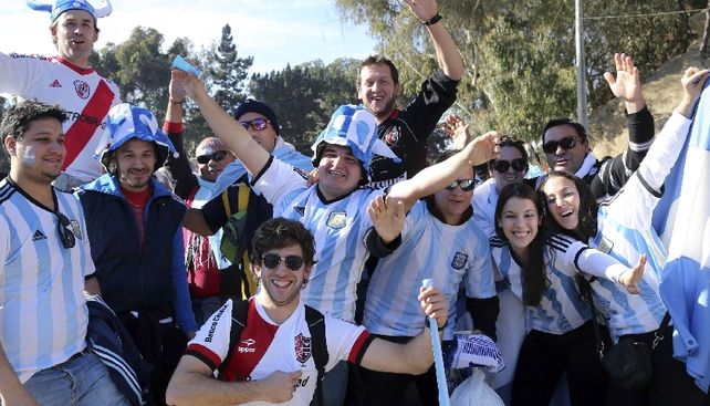 Los hinchas argentinos animan la previa del partido contra Jamaica