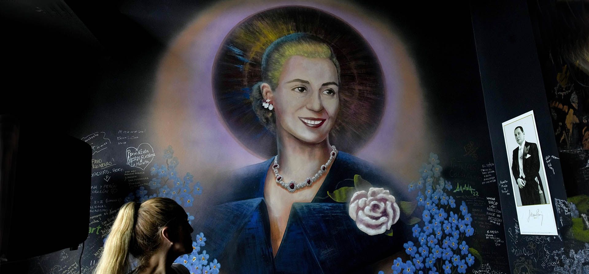 Un mural de la ex primera dama argentina María Eva Duarte de Perón, más conocida como Eva Perón, o Evita, que la representa con un halo de santa, adorna una pared dentro del restaurante "Perón Perón" en el barrio de San Telmo de Buenos Aires, Argentina. (Foto AP/Natacha Pisarenko) Un mural de la ex primera dama argentina María Eva Duarte de Perón, más conocida como Eva Perón, o Evita, que la representa con un halo de santa, adorna una pared dentro del restaurante "Perón Perón" en el barrio de San Telmo de Buenos Aires, Argentina. (Foto AP/Natacha Pisarenko)