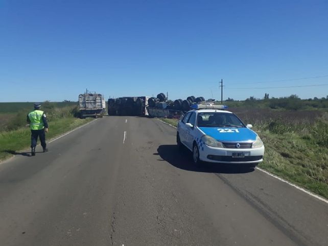 Camión con yerba volcó y se evitó que se robaran parte de la carga