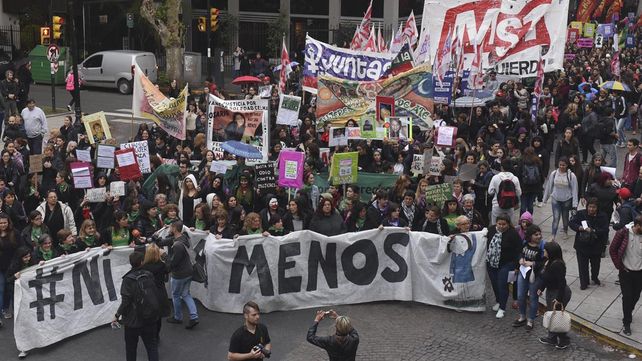 Una multitud vestida de negro marchó contra la violencia de género y los femicidios