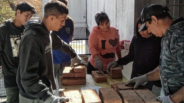 Aprenden albañilería en el barrio San Martín