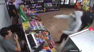 A mano armada, robaron un kiosco en pleno Bulevard: se llevaron $25.000 y un vino