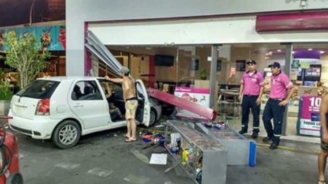 Atate que nos cagamos matando, y se estrellaron contra una estación de servicio