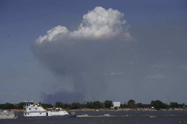 Se observó una densa columna de humo este sábado, frente a La Florida.