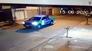 Policías fueron escrachados intentando reventar un globo