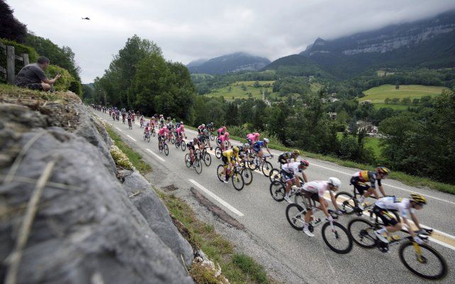 Un pelotón de ciclistas recorre durante la décima etapa de la carrera ciclista del Tour de Francia a lo largo de 190,7 kilómetros (118,5 millas) con salida en Albertville y finalización en Valence, Francia.