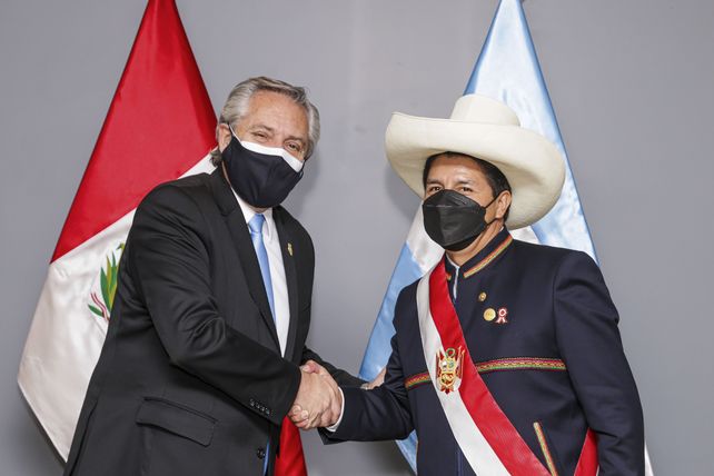 Pedro Castillo asumió en Perú y prometió un cambio responsable