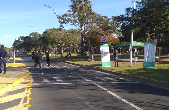 Tras 64 días de aislamiento, los santafesinos volvieron a caminar por la costanera de una forma inusual