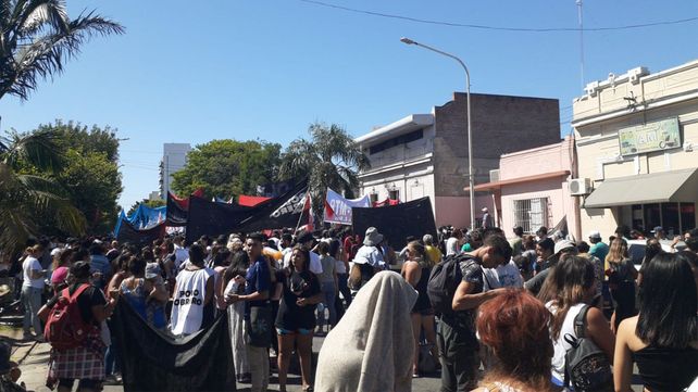 El Frente de Unidad Piquetera movilizó este martes a la sede de Desarrollo Social en Paraná.&nbsp;