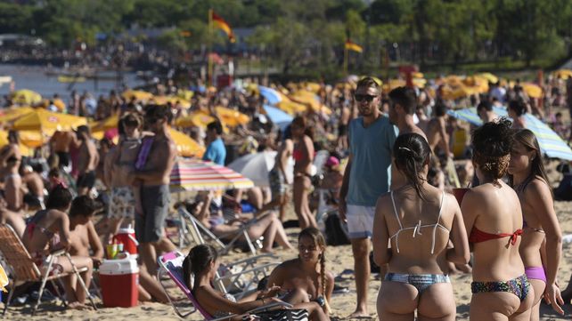 Los rosarinos buscaron la costa del rio para mitigar el calor