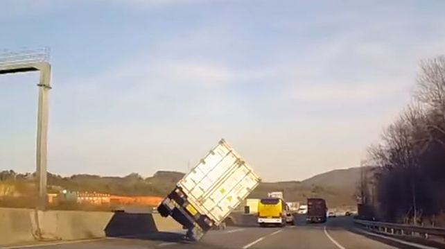 Un camionero equilibrista evitó una tragedia
