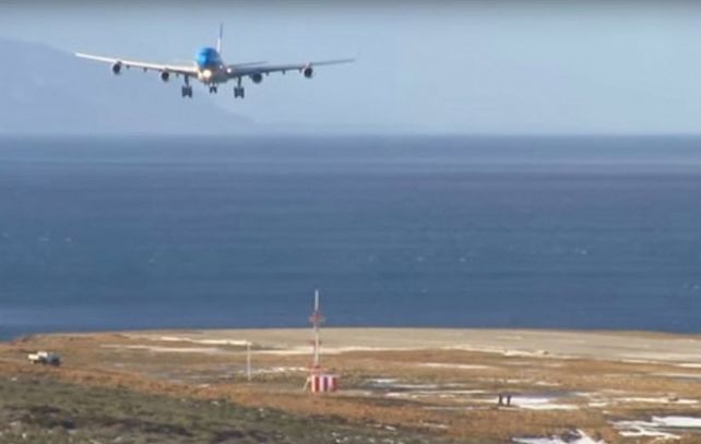 El avión de Aerolíneas llegó inclinado producto del viento y el piloto lo enderecó una vez que tocó pista.