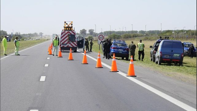Tragedia en la autopista Rosario - Buenos Aires: bajó del auto y murió embestido por un camión