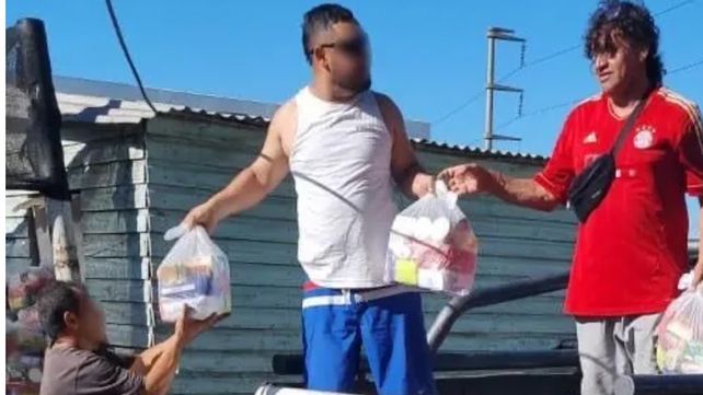 Ariel Máximo Viejo Cantero reparte bolsones de alimentos a los vecinos.&nbsp;