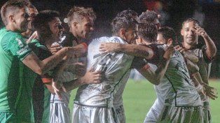 Todo el color del triunfo de Colón ante Chaco For Ever en un repleto Brigadier López