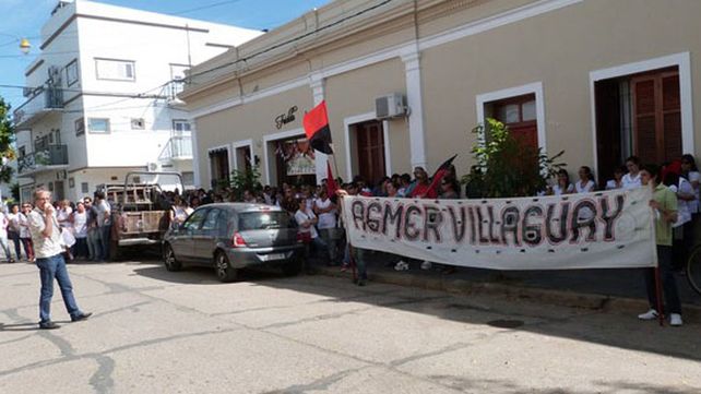 Docentes de Agmer se manifestaron en toda la provincia