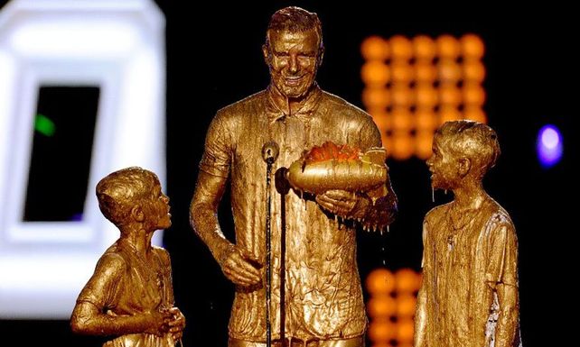 Beckham y dos de sus hijos, bañados en oro