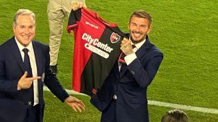 David Beckham exhibe la camiseta de Newells que le entregaron durante el partido que marcó el debut de Lionel Messi en Inter Miami.