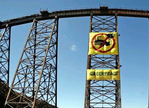 Greenpeace pidi&oacute; por la ley de bosques con una pancarta en el Tren de las Nubes
