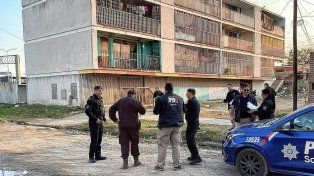 Balearon a una mujer de 26 años frente a la central de la GSI municipal