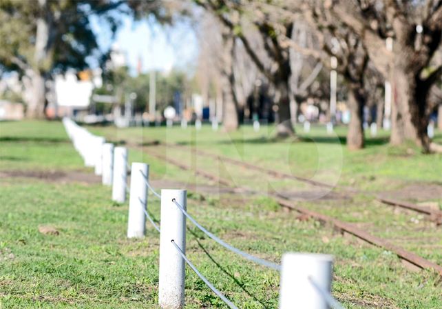 Seguridad. Desde la Asociación Parque Federal explicaron que el perfil se ubicó a baja altura para no causar un gran impacto visual y evitar que alguien cruce desprevenidamente las vías del tren / Foto: Mauricio Centurión - Uno Santa Fe