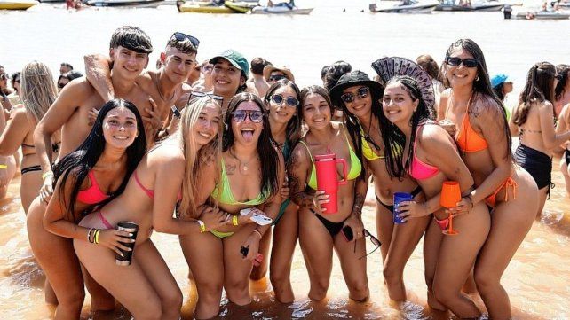 Las chicas también disfrutan del río y de la fiesta.