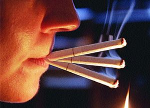 Un profesor castiga a un alumno a fumarse 42 cigarrillos en 2 horas